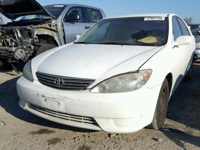 4T1BE32KX5U567421 - 2005 TOYOTA CAMRY LE WHITE photo 2