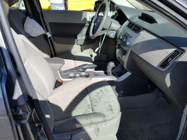 1FAHP35NX9W238040 - 2009 FORD FOCUS SE GRAY photo 5