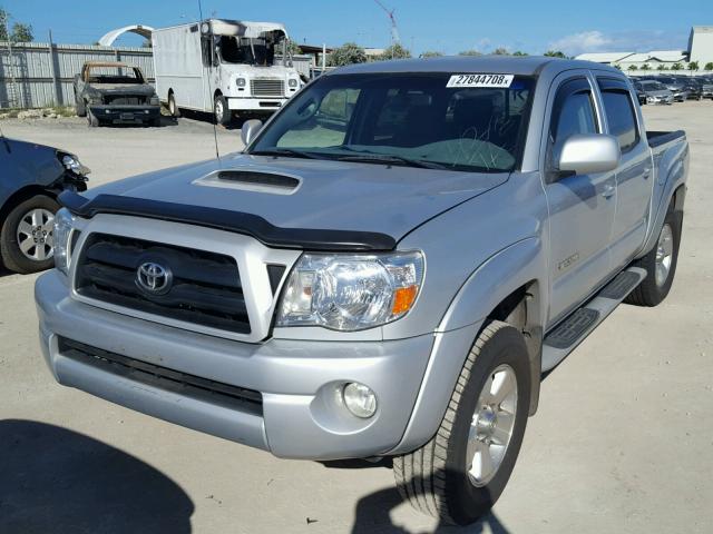 5TEJU62N95Z100139 - 2005 TOYOTA TACOMA DOU GRAY photo 2