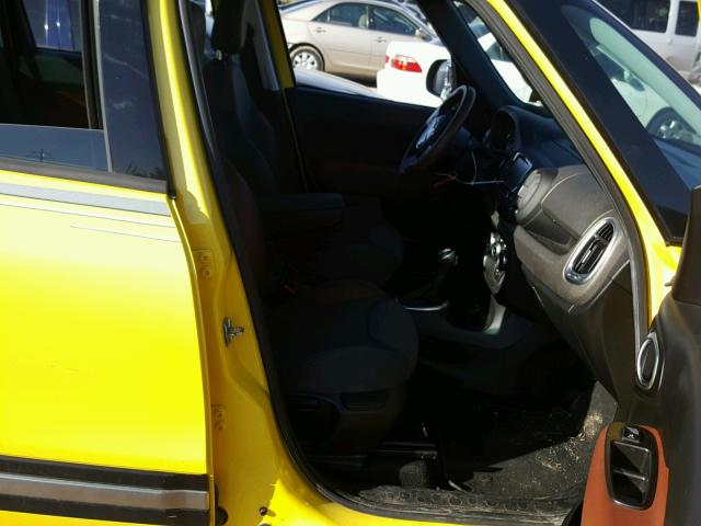 ZFBCFADH8EZ021430 - 2014 FIAT 500L TREKK YELLOW photo 5