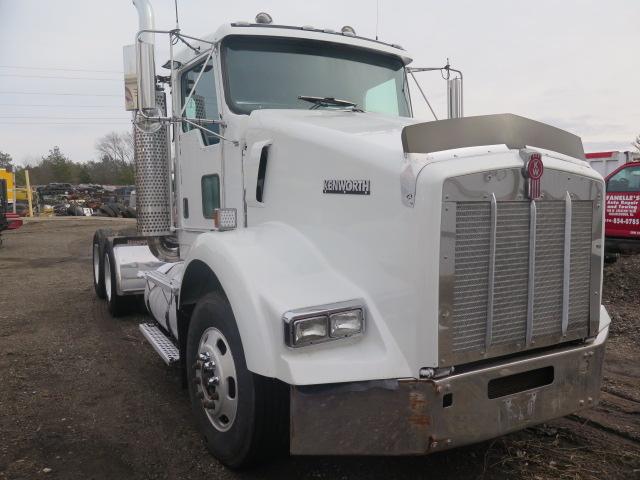 1XKDD49X75J078794 - 2005 KENWORTH CONSTRUCTI WHITE photo 2