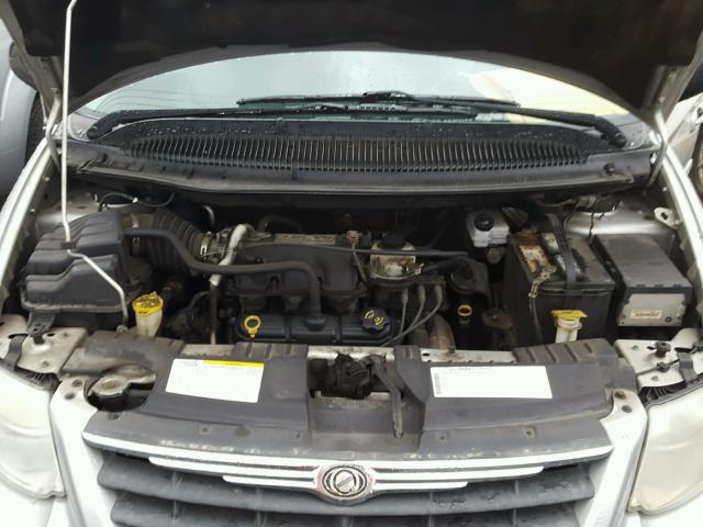 2C4GP54L45R338512 - 2005 CHRYSLER TOWN & COU SILVER photo 7