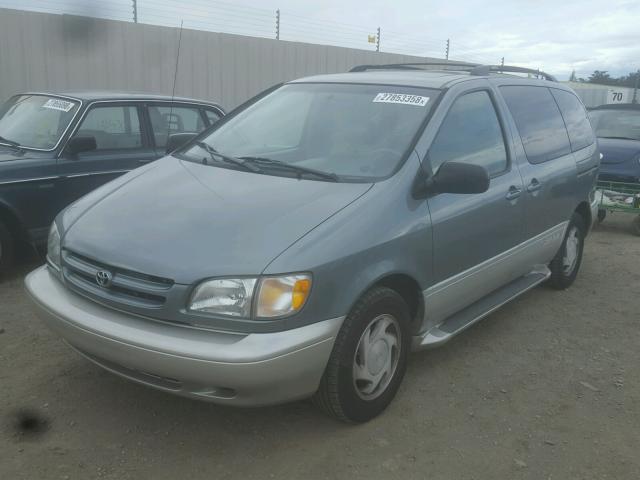 4T3ZF13C5YU265344 - 2000 TOYOTA SIENNA LE GREEN photo 2