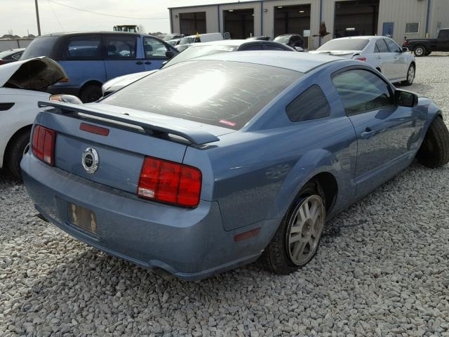 1ZVHT82H585136986 - 2008 FORD MUSTANG GT BLUE photo 4