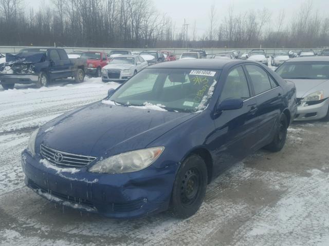 4T1BE32K65U406774 - 2005 TOYOTA CAMRY LE BLUE photo 2