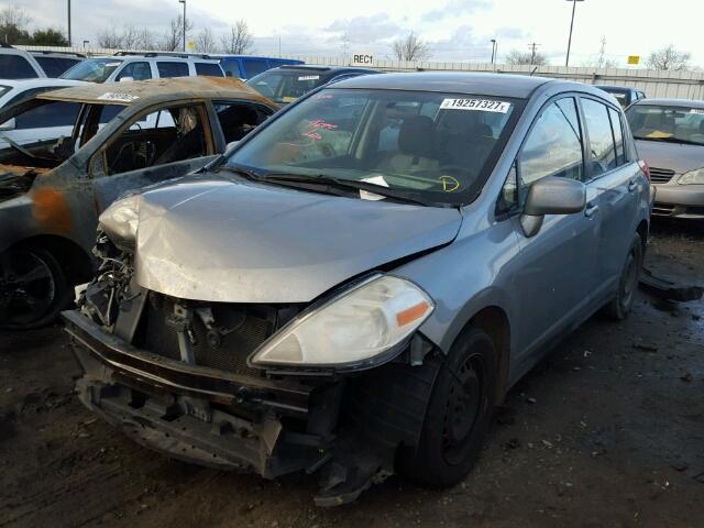 3N1BC13E38L369935 - 2008 NISSAN VERSA S GRAY photo 2