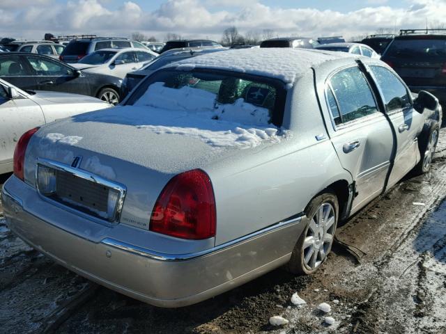 1LNHM82W95Y652739 - 2005 LINCOLN TOWN CAR S WHITE photo 4