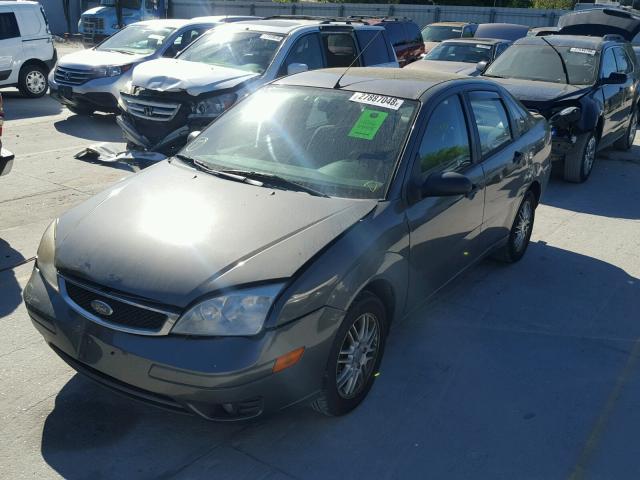 1FAFP34N26W114428 - 2006 FORD FOCUS ZX4 GRAY photo 2