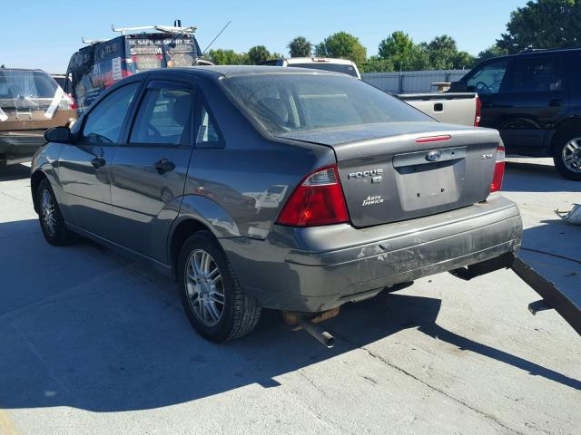 1FAFP34N26W114428 - 2006 FORD FOCUS ZX4 GRAY photo 3