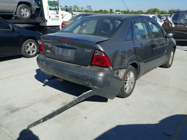 1FAFP34N26W114428 - 2006 FORD FOCUS ZX4 GRAY photo 4