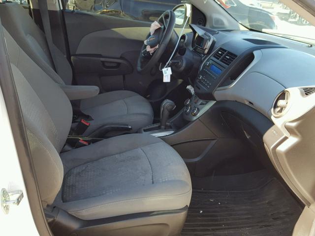 1G1JA5SH1F4124225 - 2015 CHEVROLET SONIC LS WHITE photo 5