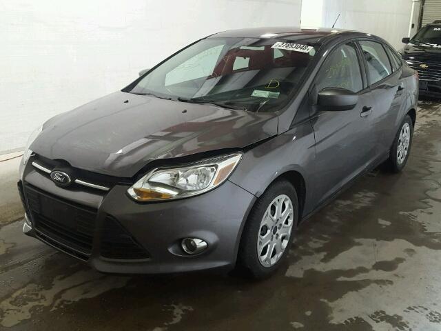 1FAHP3F29CL460551 - 2012 FORD FOCUS SE GRAY photo 2