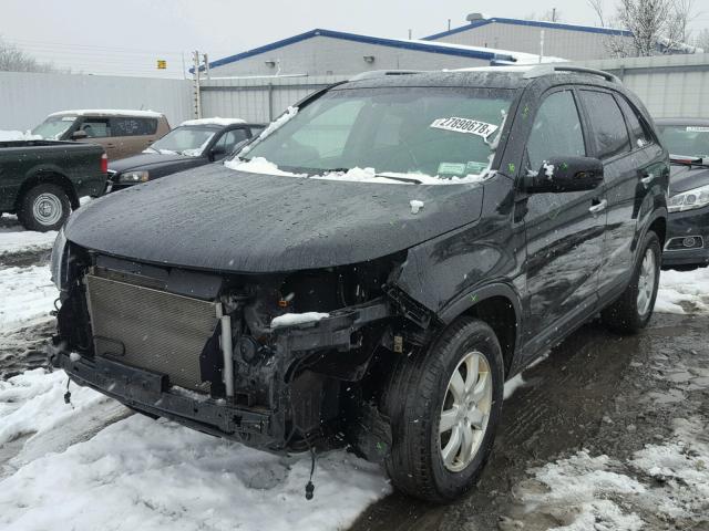 5XYKT4A14BG055935 - 2011 KIA SORENTO BA BLACK photo 2