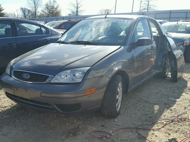 1FAFP34NX5W311295 - 2005 FORD FOCUS ZX4 GRAY photo 2