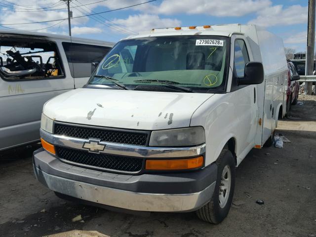 1GBHG31U741240748 - 2004 CHEVROLET EXPRESS G3 WHITE photo 2