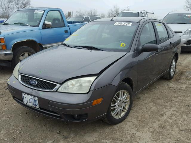 1FAFP34N06W162641 - 2006 FORD FOCUS ZX4 GRAY photo 2