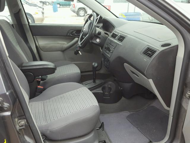 1FAFP34N06W162641 - 2006 FORD FOCUS ZX4 GRAY photo 5