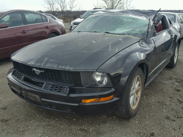 1ZVFT80N565121871 - 2006 FORD MUSTANG BLACK photo 2