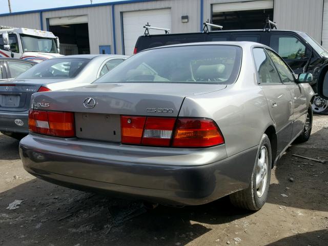 JT8BF28GXW5042528 - 1998 LEXUS ES 300 GRAY photo 4