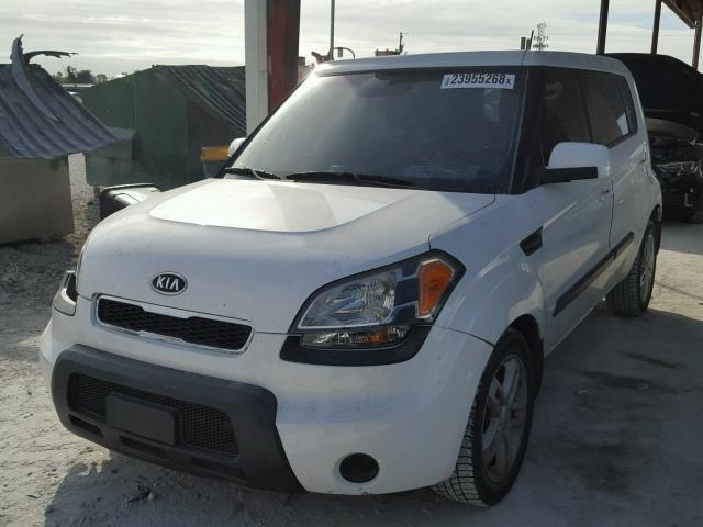 KNDJT2A29B7316272 - 2011 KIA SOUL + WHITE photo 2