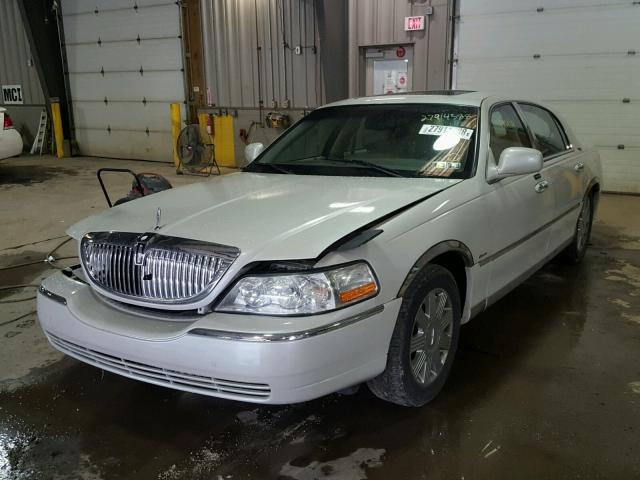 1LNHM82W45Y654401 - 2005 LINCOLN TOWN CAR S CREAM photo 2