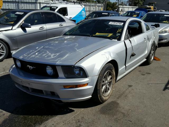 1ZVFT80N555189022 - 2005 FORD MUSTANG GRAY photo 2