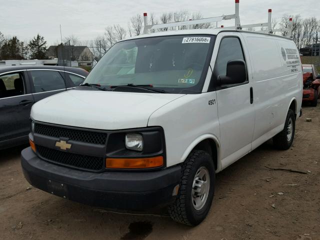 1GCWGFCA0B1104921 - 2011 CHEVROLET EXPRESS G2 WHITE photo 2