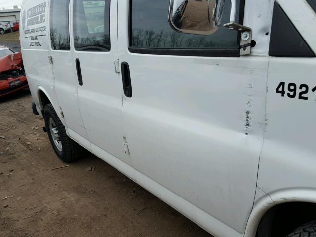 1GCWGFCA0B1104921 - 2011 CHEVROLET EXPRESS G2 WHITE photo 9