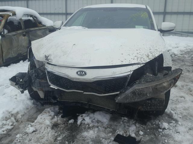 KNAGM4A78D5379566 - 2013 KIA OPTIMA LX WHITE photo 9