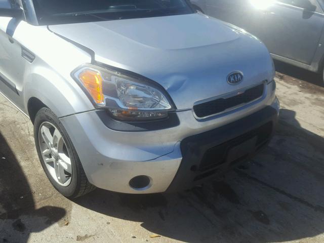 KNDJT2A29A7161687 - 2010 KIA SOUL + SILVER photo 9