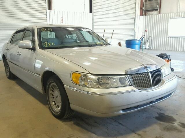 1LNHM83W11Y694685 - 2001 LINCOLN TOWN CAR C SILVER photo 1