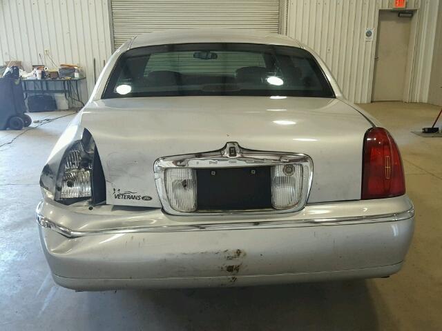 1LNHM83W11Y694685 - 2001 LINCOLN TOWN CAR C SILVER photo 9