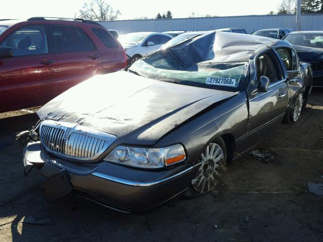 1LNHM82W73Y627223 - 2003 LINCOLN TOWN CAR S BEIGE photo 2