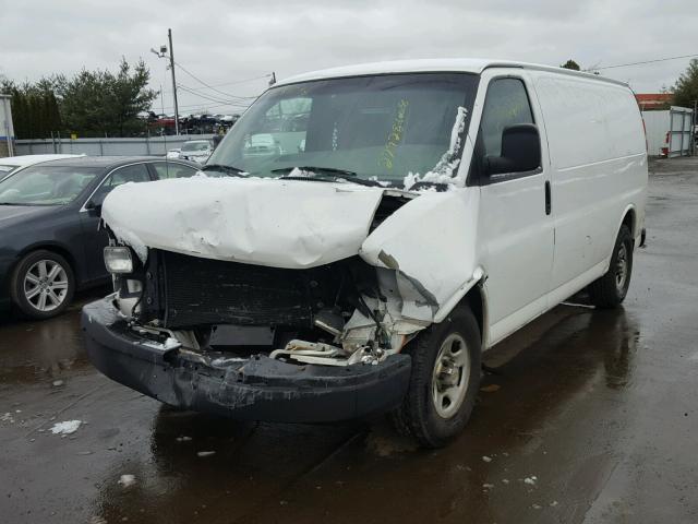 1GCFG15T451168904 - 2005 CHEVROLET EXPRESS G1 WHITE photo 2