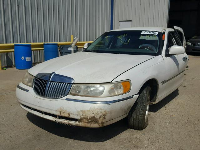 1LNFM83W9WY642218 - 1998 LINCOLN TOWN CAR C WHITE photo 2