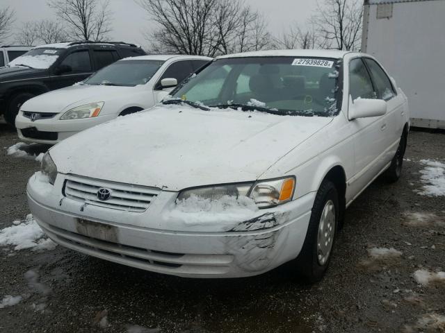 JT2BG22K1W0141160 - 1998 TOYOTA CAMRY CE WHITE photo 2