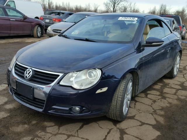 WVWBA7AH7BV001526 - 2011 VOLKSWAGEN EOS KOMFOR BLUE photo 2