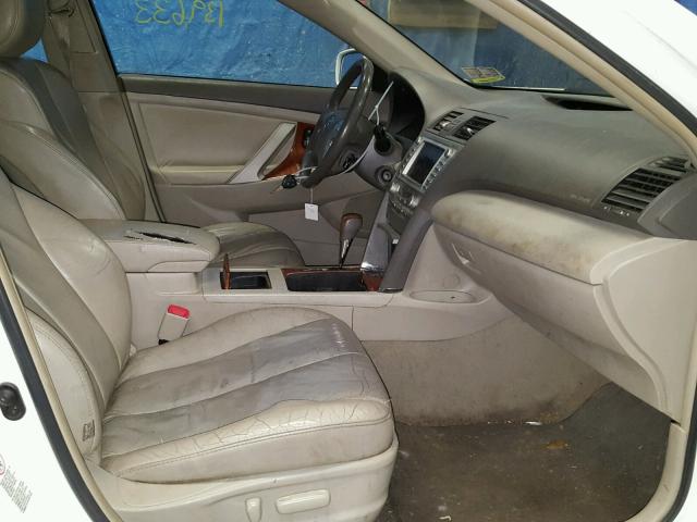 4T1BF3EK4BU776254 - 2011 TOYOTA CAMRY BASE WHITE photo 5