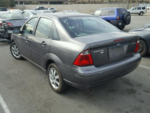 1FAFP34N55W311186 - 2005 FORD FOCUS ZX4 GRAY photo 3