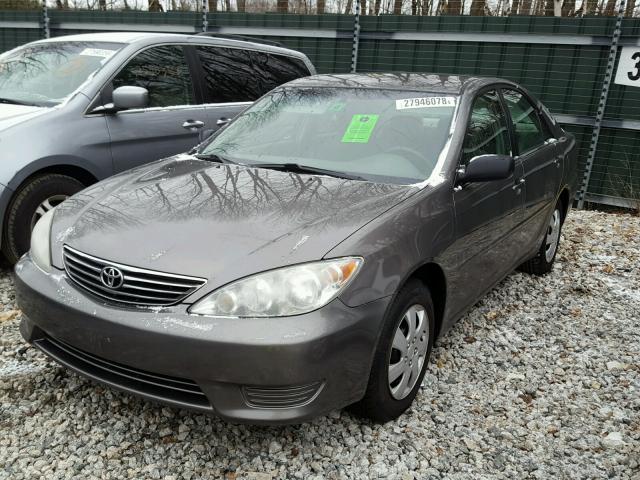 4T1BE30K26U709930 - 2006 TOYOTA CAMRY LE GRAY photo 2