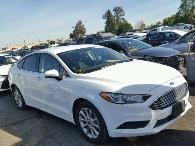 3FA6P0HD4HR275448 - 2017 FORD FUSION SE WHITE photo 1