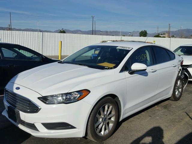 3FA6P0HD4HR275448 - 2017 FORD FUSION SE WHITE photo 2