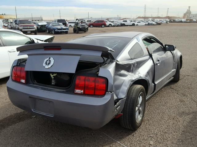 1ZVFT80N075255933 - 2007 FORD MUSTANG GRAY photo 4