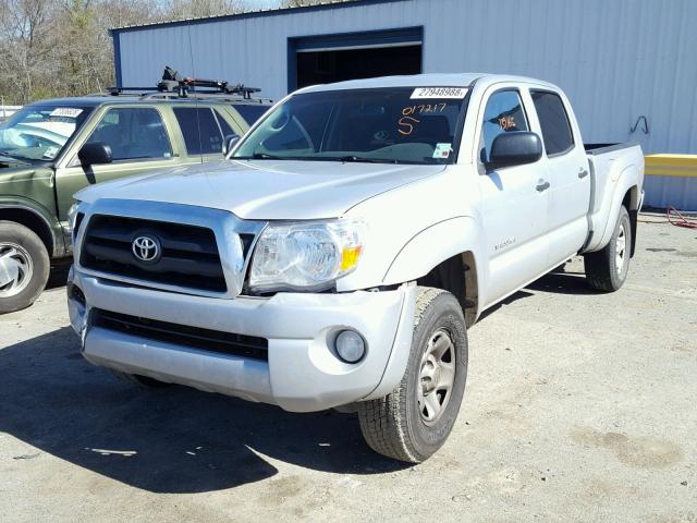 3TMKU72N58M017271 - 2008 TOYOTA TACOMA DOU SILVER photo 2