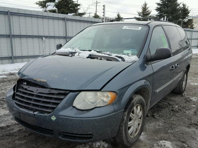 2A4GP54L46R858446 - 2006 CHRYSLER TOWN & COU GREEN photo 2