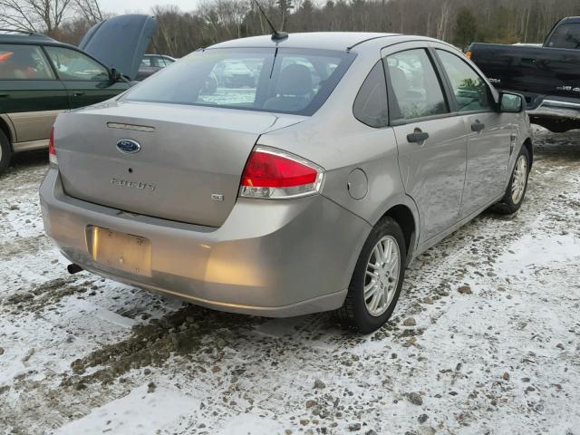 1FAHP35N88W252985 - 2008 FORD FOCUS SE GRAY photo 4