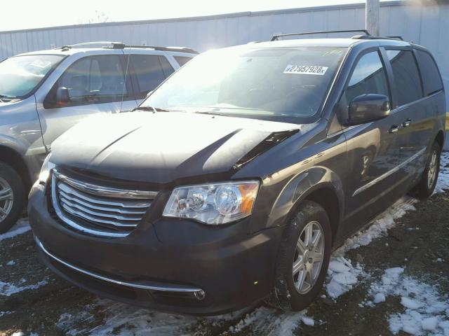 2C4RC1BG5CR326191 - 2012 CHRYSLER TOWN & COU GRAY photo 2