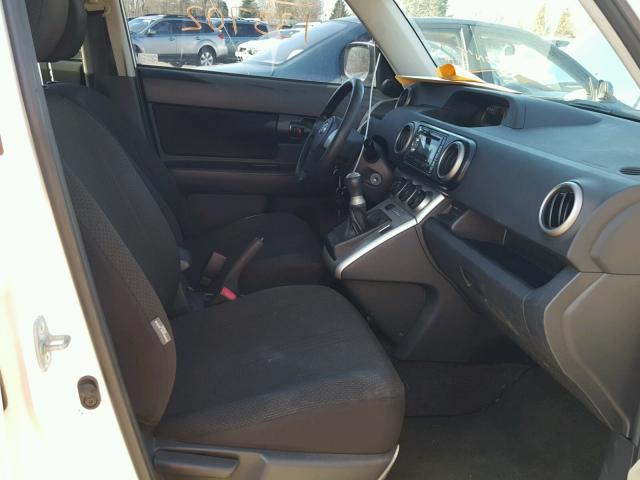 JTLKE50E681031864 - 2008 SCION XB WHITE photo 5