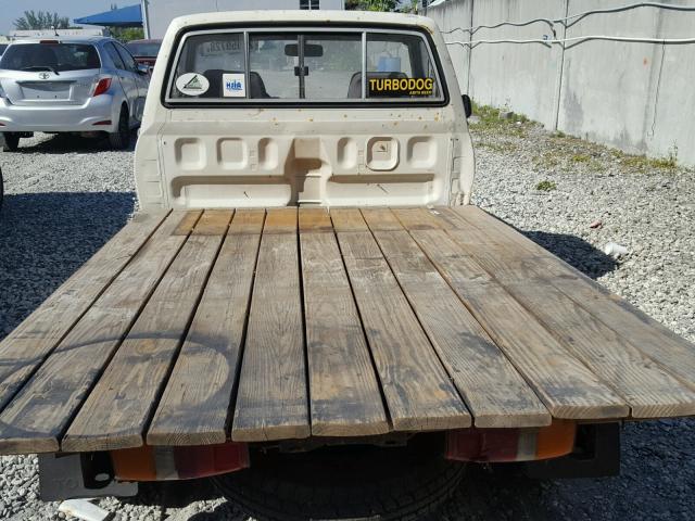 JT4RN55E8E0045737 - 1984 TOYOTA PICKUP 3/4 WHITE photo 6