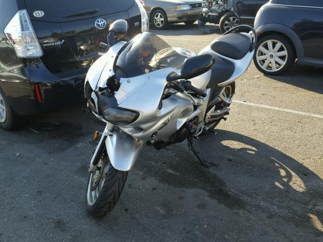 JS1VP52A122102882 - 2002 SUZUKI SV650 S SILVER photo 2